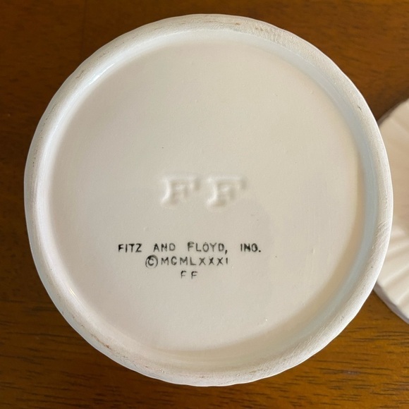 FITZ and Floyd vintage 1981 trinket box. Hand painted ceramic. 3.5”W x 3.75”T - Picture 10 of 14